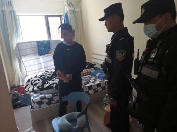 清晨发现床边坐着一名陌生女子，男子吓得报警