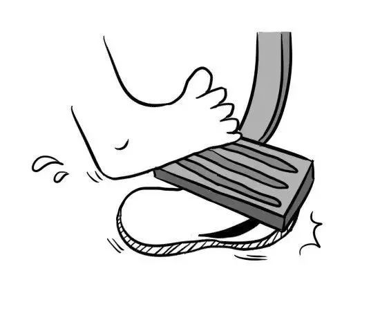 开车穿这双鞋竟会惹祸！三车连撞原因都在......