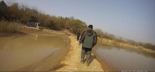 心真大啊!他在河里洗起“手雷”,警方紧急赶往现场…… 心真大啊!他在河里洗起“手雷”,警方紧急赶往现场……