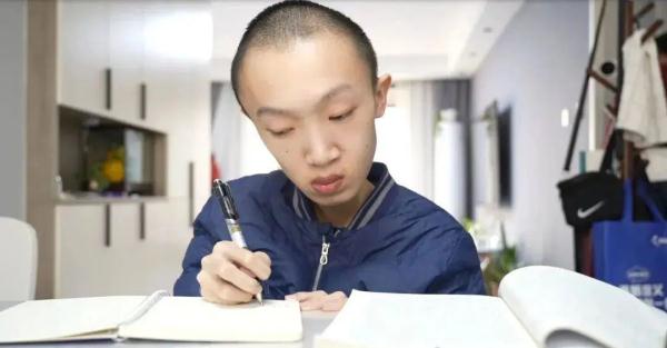 “00后”大学生的经历冲上热搜,这个姑娘了不起! “00后”大学生的经历冲上热搜,这个姑娘了不起!