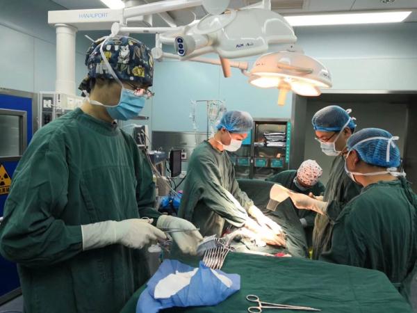 重医附二院顺利完成一例腹茧症合并结肠癌手术