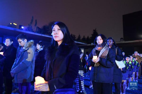 南京：“烛光祭”寄托哀思祈愿和平