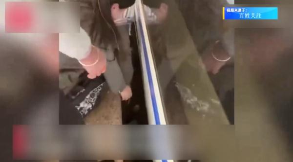 惊险!昆明南站,一小孩掉入列车与站台缝隙! 惊险!昆明南站,一小孩掉入列车与站台缝隙!