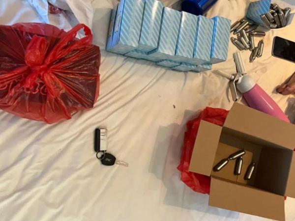 3女2男一夜吸食“笑气”840瓶…