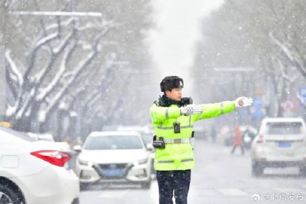 北京交警启动高等级雪天上勤方案,增设超千处雪天专项岗 北京交警启动高等级雪天上勤方案,增设超千处雪天专项岗