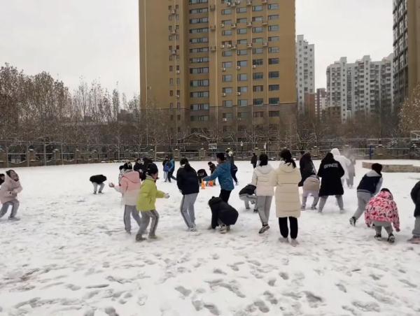 体育老师：这节我上，打雪仗，去不？！