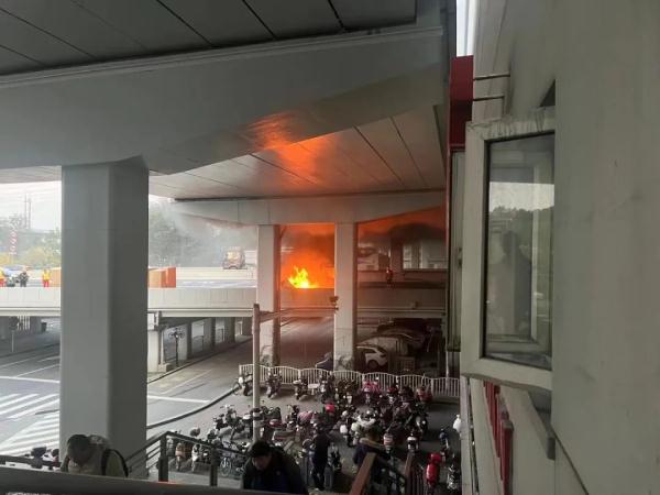 早高峰外环货车自燃，烟雾飘进地铁车厢！上海通报：无人伤亡