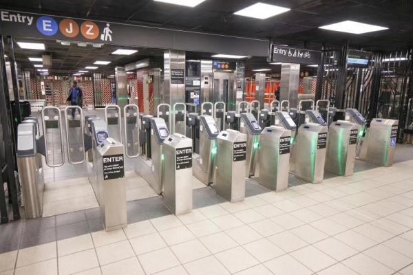 美媒：纽约地铁换新闸，引来逃票者花式“打卡挑战”