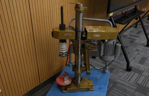 成排的茅台、五粮液,全是假的!上海警方:不法分子用了输液针、注射器 成排的茅台、五粮液,全是假的!上海警方:不法分子用了输液针、注射器