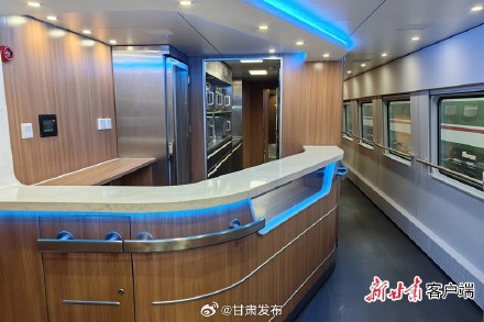 新一代长编组卧铺动集动车组亮相甘肃