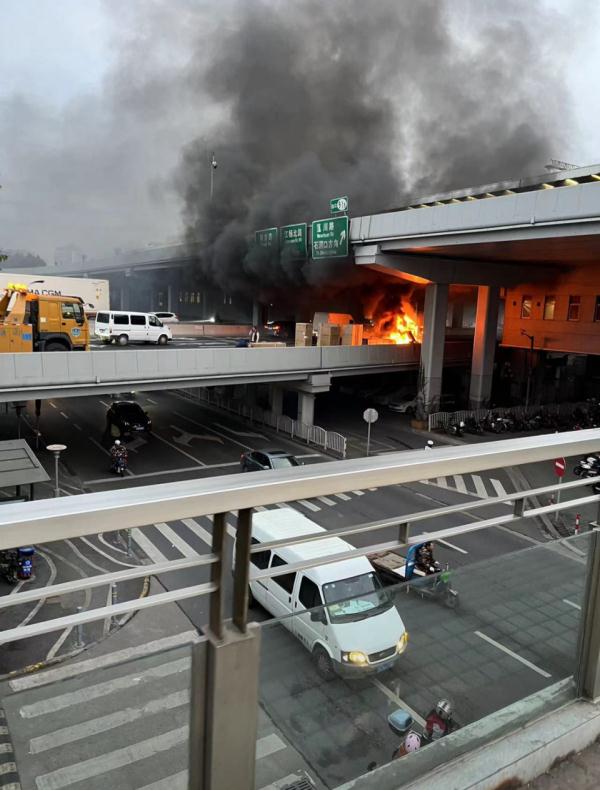 浓烟滚滚！上海一高架桥突发大火，回应：系小货车起火，无人伤亡
