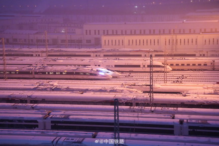 大雪中的动车组列车整装待发