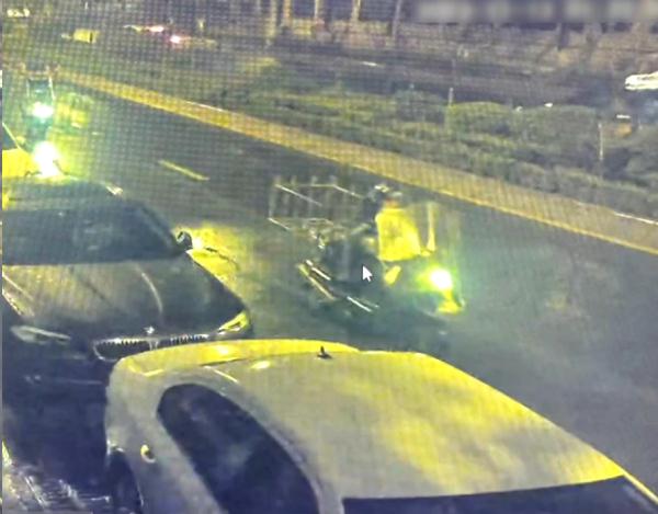 贵阳一男子发现店门口花篮被盗，一查监控发现竟是大乌龙……