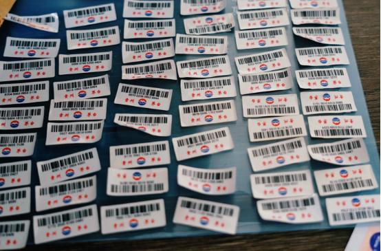 成排的茅台、五粮液,全是假的!上海警方:不法分子用了输液针、注射器 成排的茅台、五粮液,全是假的!上海警方:不法分子用了输液针、注射器