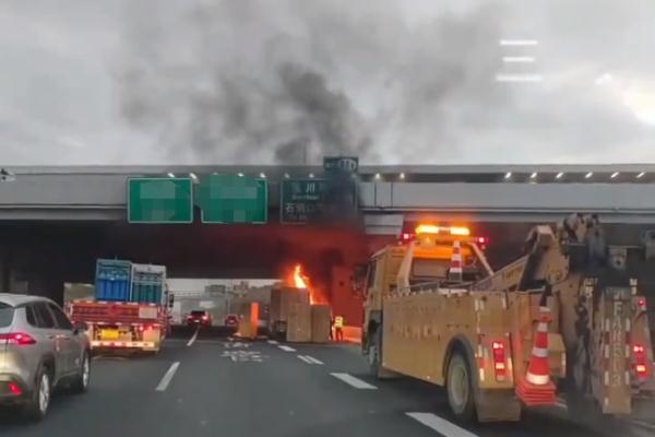突发！上海S20内圈一货车起火，浓烟殃及地铁站