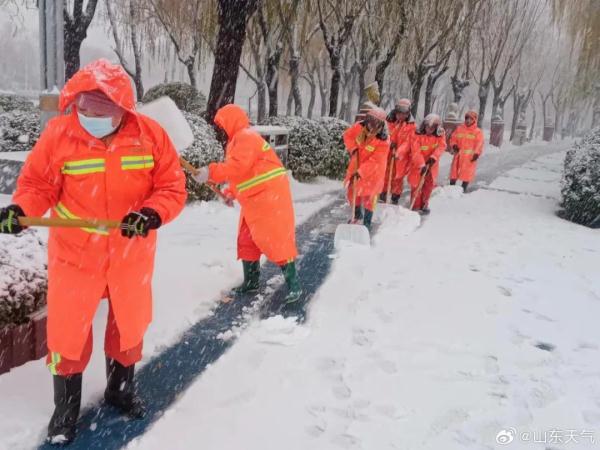 济南西站、青岛站多趟列车停运!山东局地积雪深度达18cm!济南惊现“雷打雪”…… 济南西站、青岛站多趟列车停运!山东局地积雪深度达18cm!济南惊现“雷打雪”……