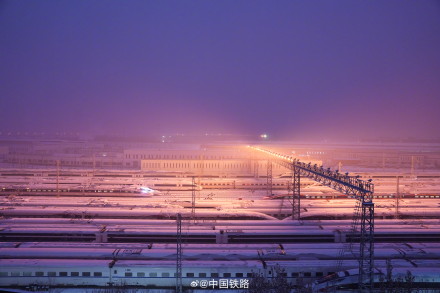 大雪中的动车组列车整装待发