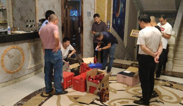 成排的茅台、五粮液,全是假的!上海警方:不法分子用了输液针、注射器 成排的茅台、五粮液,全是假的!上海警方:不法分子用了输液针、注射器