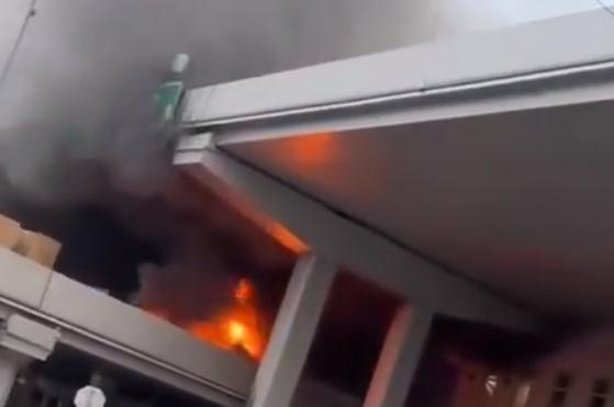 突发！上海S20内圈一货车起火，浓烟殃及地铁站