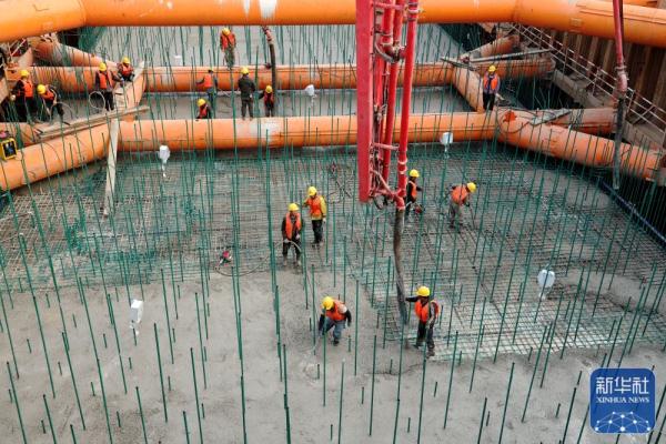 甬舟铁路西堠门公铁两用大桥1号墩承台首层成功浇筑