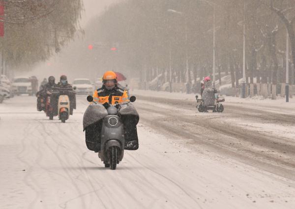 河北石家庄迎来新一轮降雪