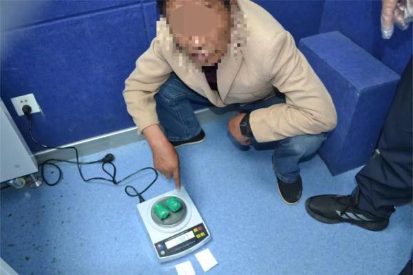 聚众吸毒被抓获,警方循线深挖破跨省贩卖、运输毒品案 聚众吸毒被抓获,警方循线深挖破跨省贩卖、运输毒品案