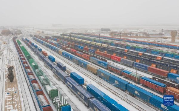 铁路调车员:风雪中保障中欧班列平稳运行 铁路调车员:风雪中保障中欧班列平稳运行
