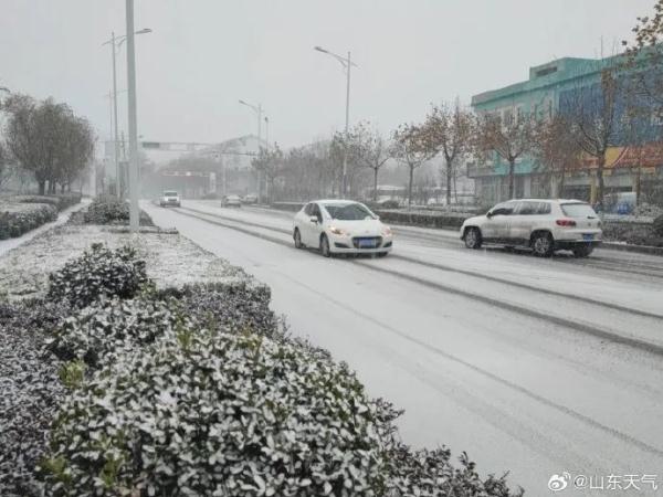 山东暴雪已开下！部分地区积雪深度已达18厘米！四预警继续！济南现罕见“雷打雪”……