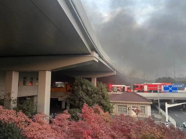 早高峰外环货车自燃，烟雾飘进地铁车厢！上海通报：无人伤亡