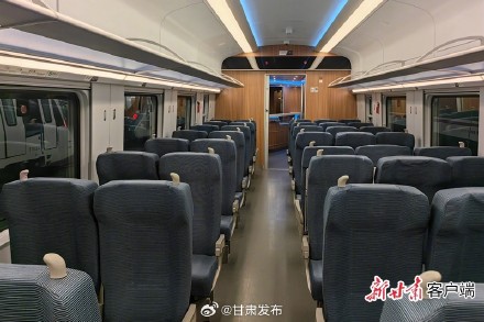 新一代长编组卧铺动集动车组亮相甘肃