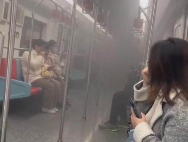 突发！上海S20内圈一货车起火，浓烟殃及地铁站