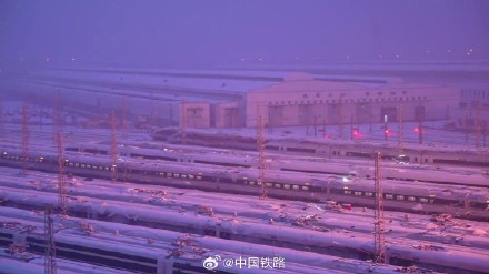 大雪中的动车组列车整装待发