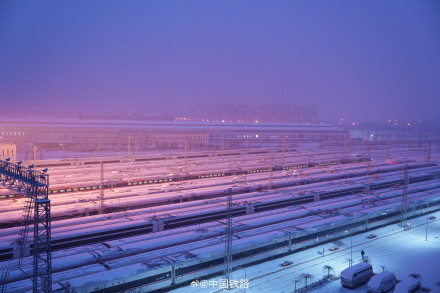 大雪中的动车组列车整装待发