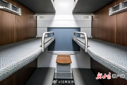 新一代长编组卧铺动集动车组亮相甘肃