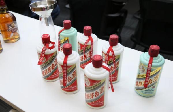 成排的茅台、五粮液,全是假的!上海警方:不法分子用了输液针、注射器 成排的茅台、五粮液,全是假的!上海警方:不法分子用了输液针、注射器