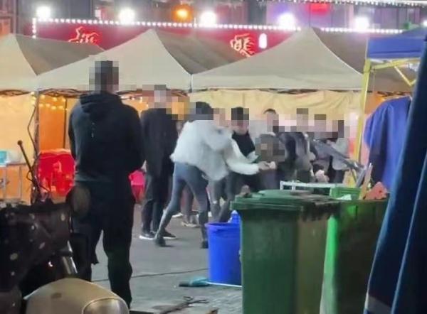 重庆警方通报一夜市多人打架:夫妻发生口角后与旁人起争执打斗 重庆警方通报一夜市多人打架:夫妻发生口角后与旁人起争执打斗