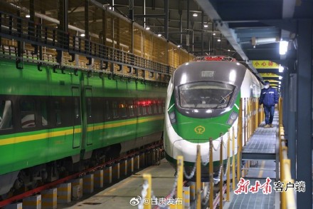 新一代长编组卧铺动集动车组亮相甘肃