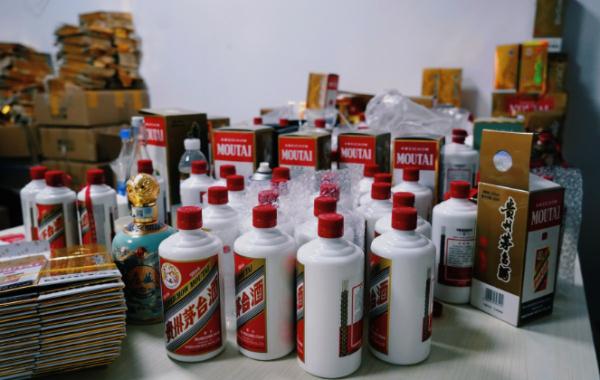 成排的茅台、五粮液,全是假的!上海警方:不法分子用了输液针、注射器 成排的茅台、五粮液,全是假的!上海警方:不法分子用了输液针、注射器