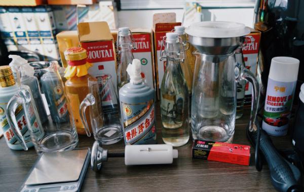 成排的茅台、五粮液,全是假的!上海警方:不法分子用了输液针、注射器 成排的茅台、五粮液,全是假的!上海警方:不法分子用了输液针、注射器