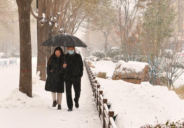 河北石家庄迎来新一轮降雪