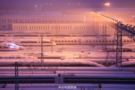 大雪中的动车组列车整装待发