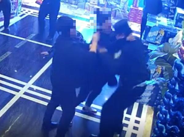 太“刑”了!大闹KTV、袭警、警车内撒尿…… 太“刑”了!大闹KTV、袭警、警车内撒尿……