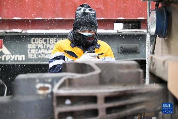铁路调车员:风雪中保障中欧班列平稳运行 铁路调车员:风雪中保障中欧班列平稳运行