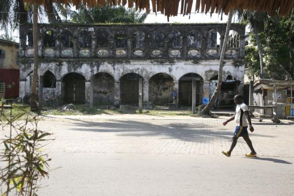 走进科特迪瓦大巴萨姆 走进科特迪瓦大巴萨姆