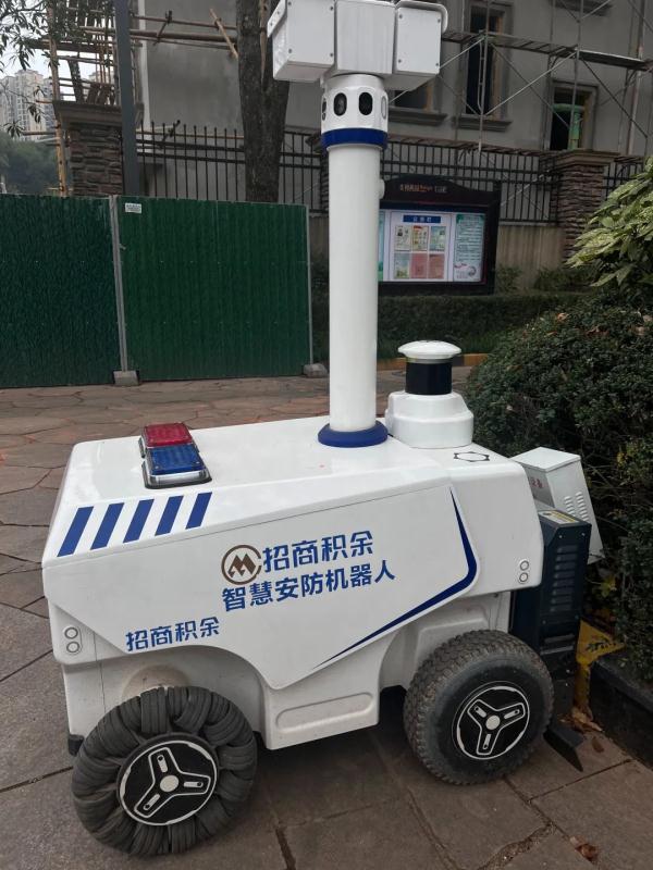 长沙一小区配备巡逻机器人，发现遛狗不牵绳还能喊话提醒！业主们怎么看？