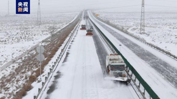 甘肃25条高速公路收费站临时管制 公路部门投入4300多人除雪保畅 甘肃25条高速公路收费站临时管制 公路部门投入4300多人除雪保畅