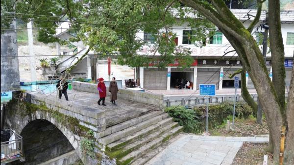 黔江：百年石拱桥 &nbsp;至今仍通行