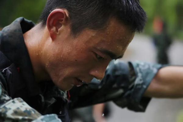 恭喜，他们结婚了！当爱情在军营与高校之间绽放