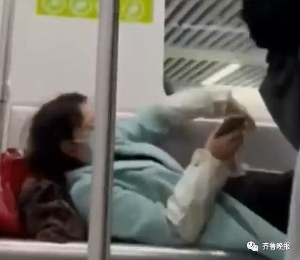 地铁上阿姨横躺占座，男生上前去“盖被”！网友夸疯了