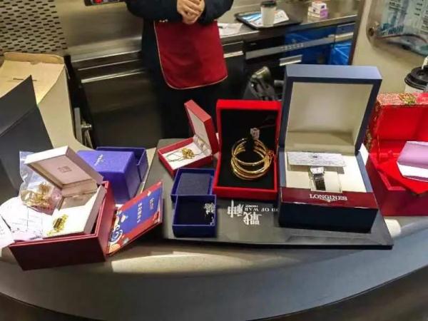 20万元彩礼丢动车上了！新婚小伙玩手机太入迷